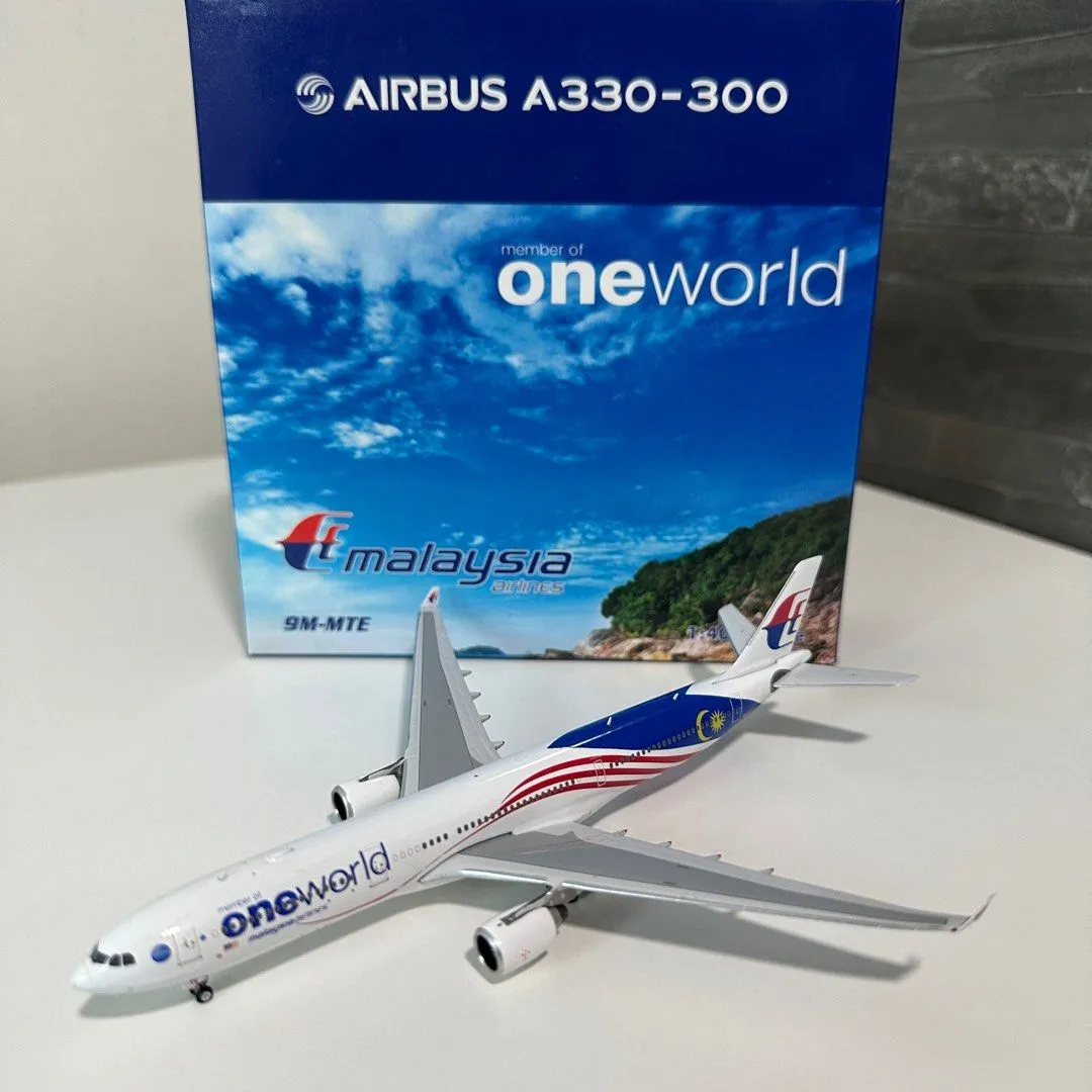 52411 diecast aircraft display