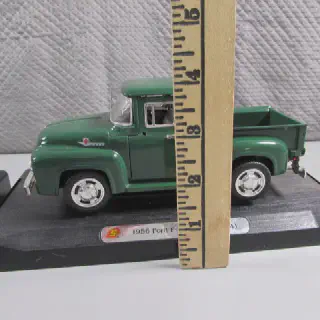 /img/52417-24-scale-diecast-car-details.webp