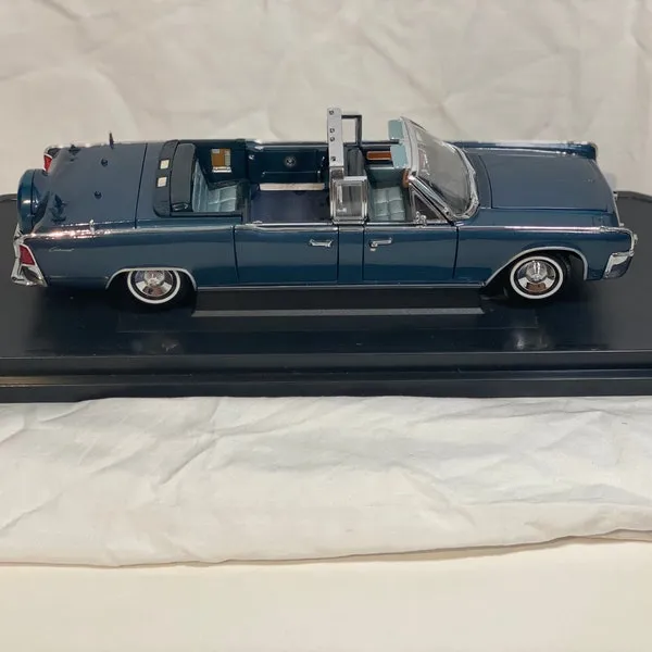 52420 diecast lincoln display case