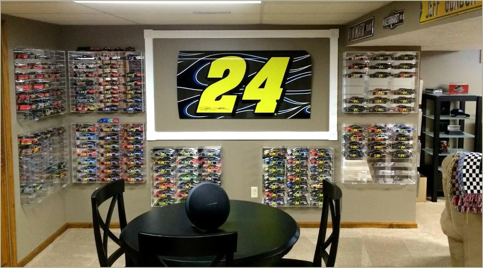 /img/52438-nascar-diecast-closeup.webp