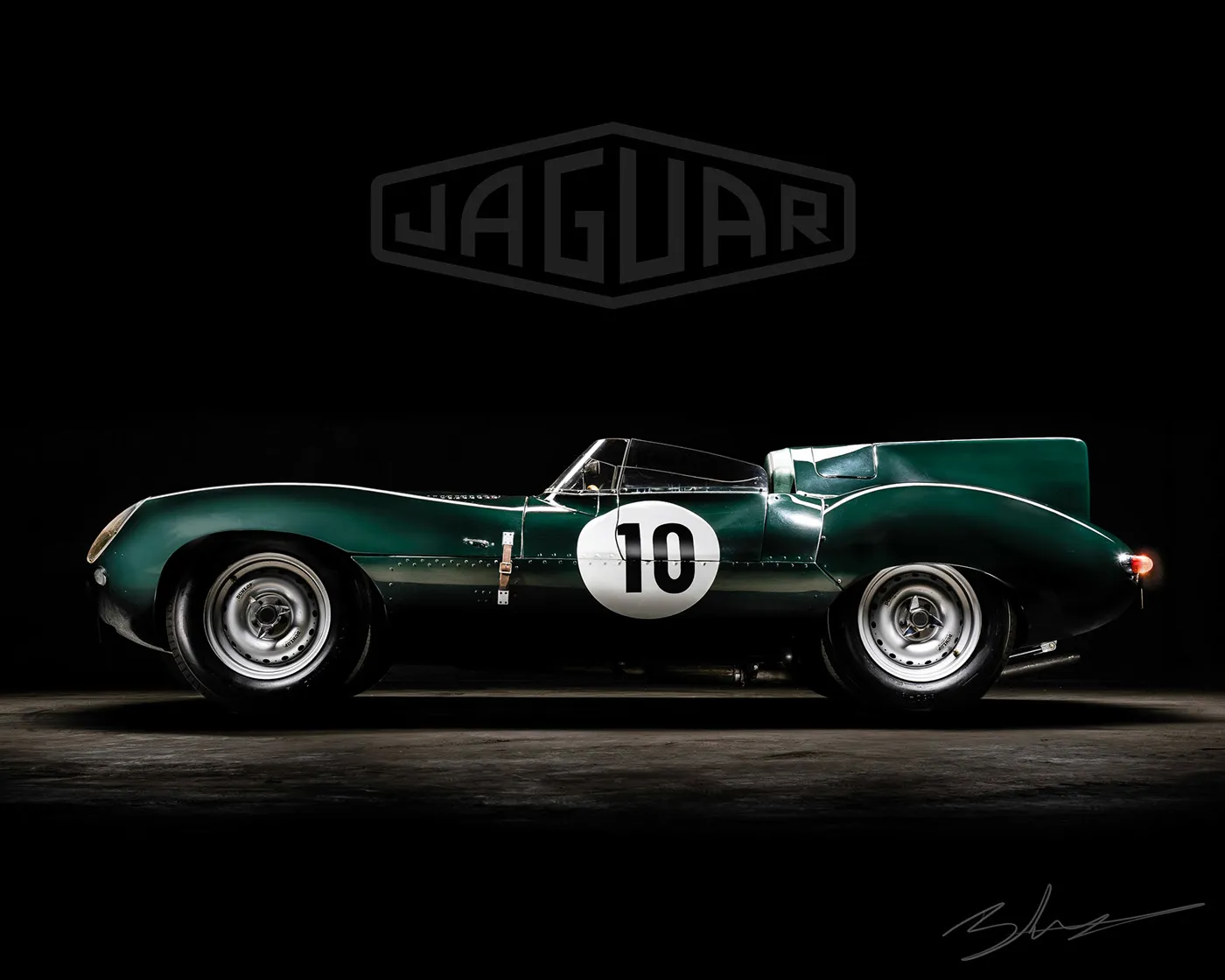 /img/52458-diecast-jaguar-d-type-cleaning.webp