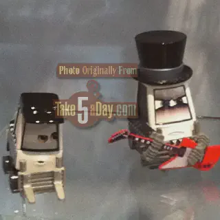 /img/52475-diecast-cars-pitties-display.webp