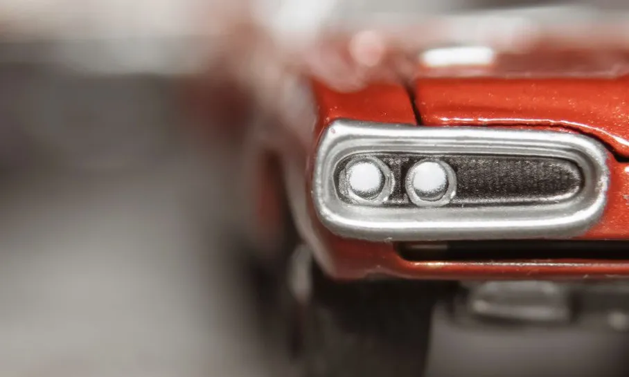 /img/52481-diecast-car-cleaning.webp