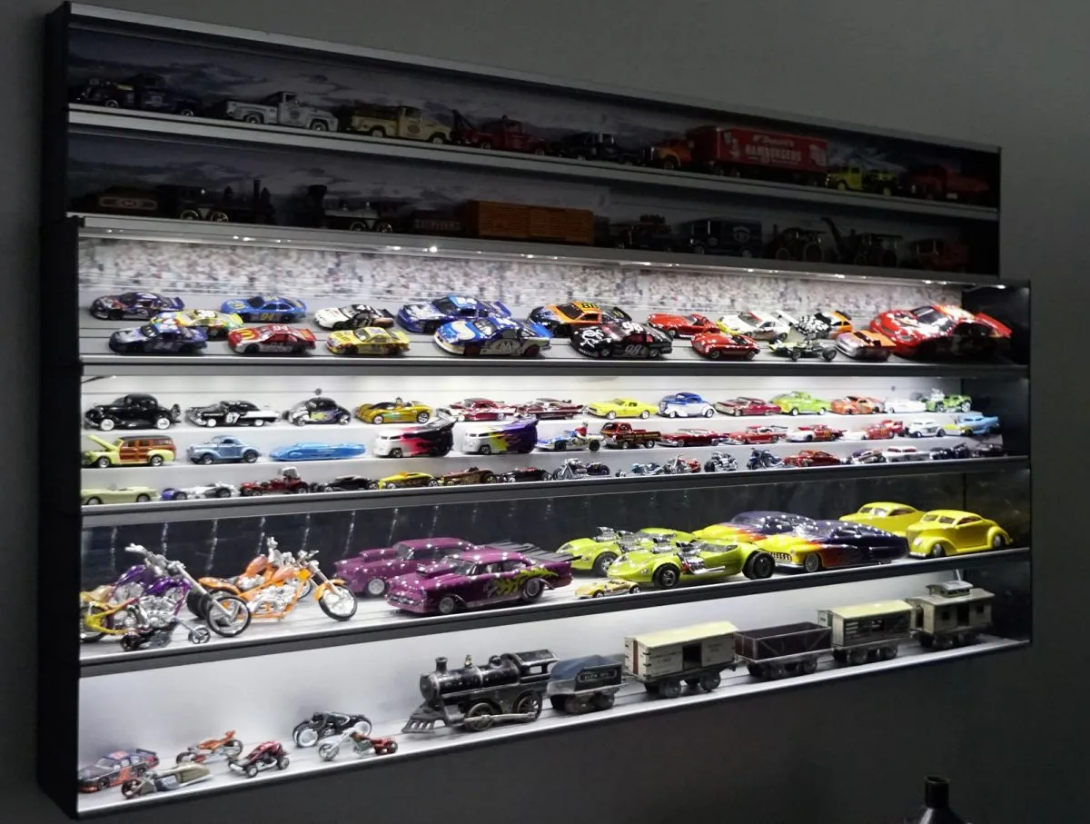 /img/52486-diecast-model-display-rotating.webp
