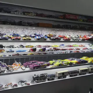 /img/52486-diecast-model-display-rotating.webp