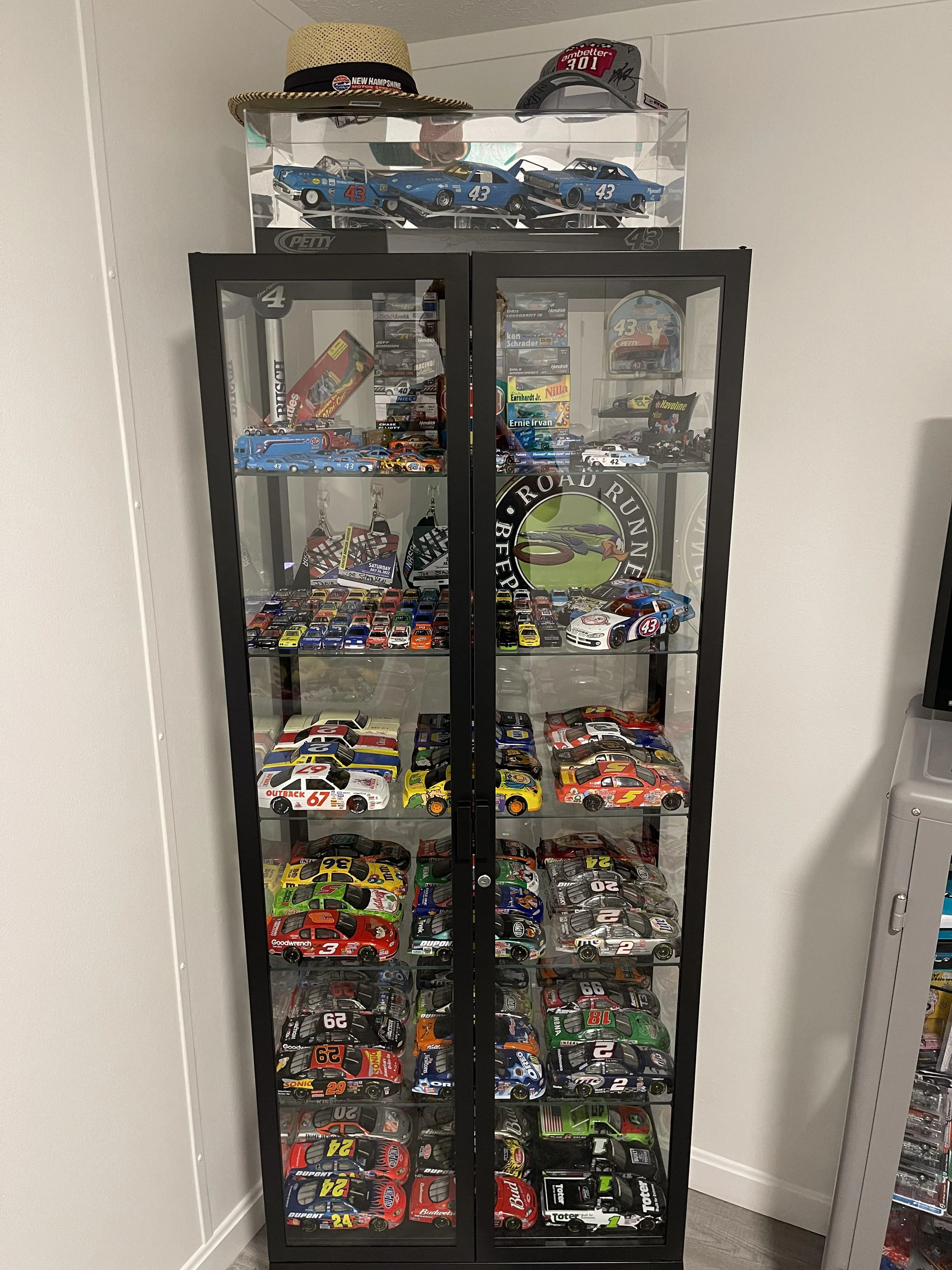 52497 cleaning nascar diecast