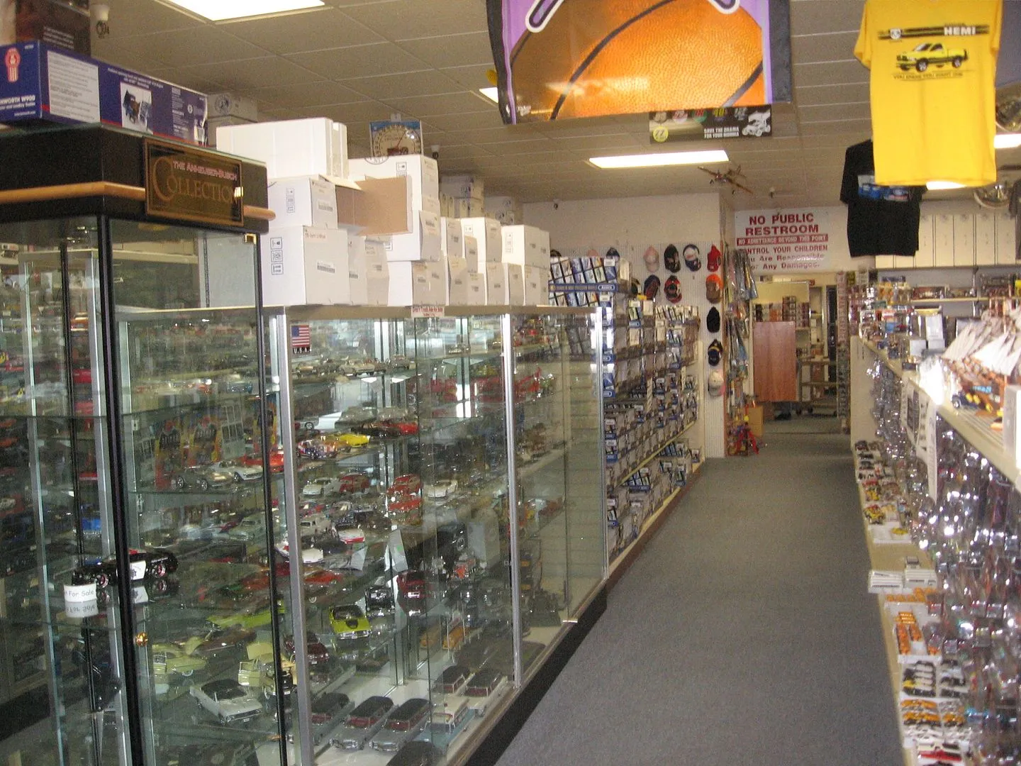 /img/52515-diecast-car-display.webp