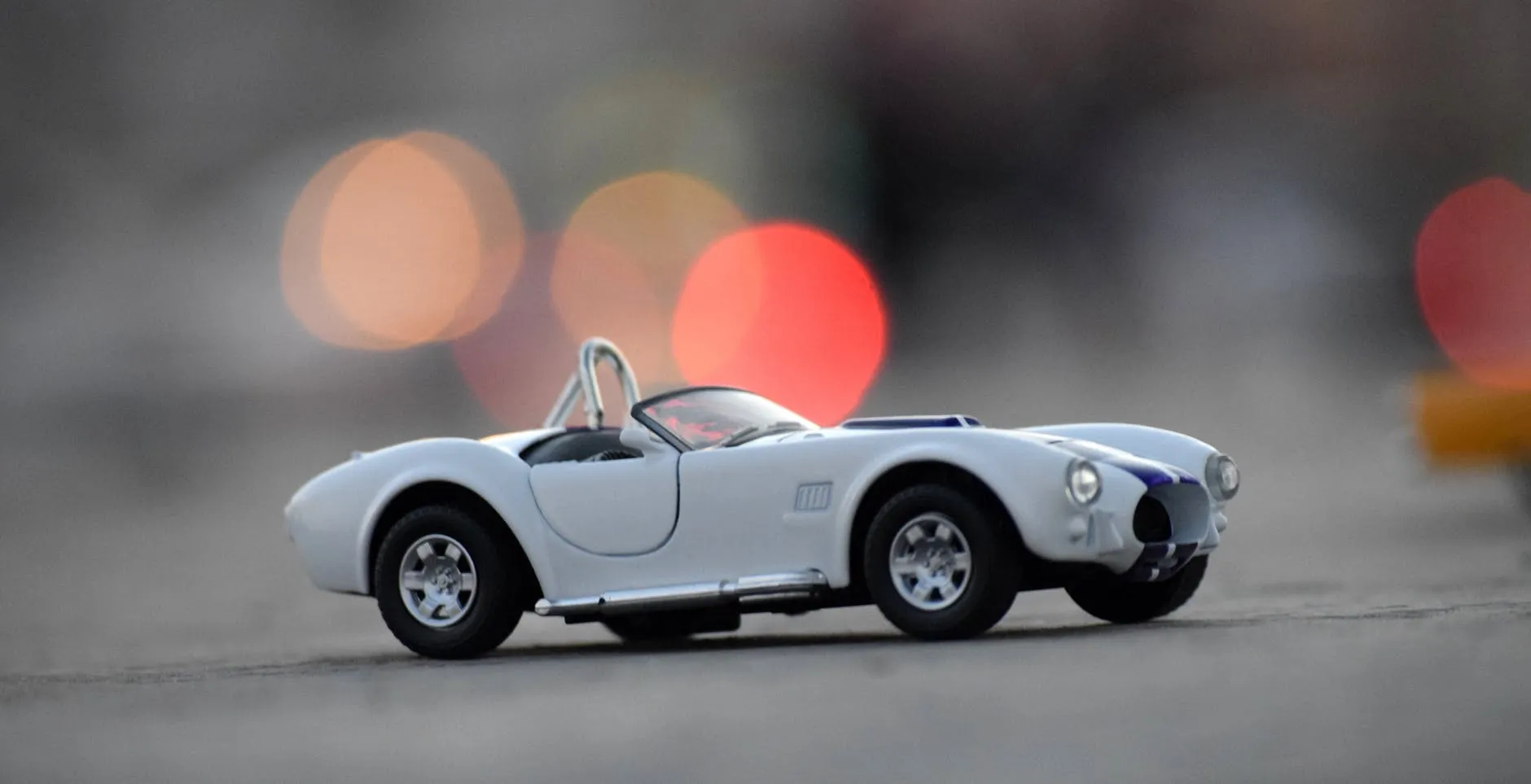 52528 spot on aston martin db5
