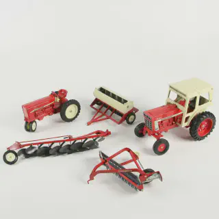 /img/52529-diecast-tractor-collecting.webp
