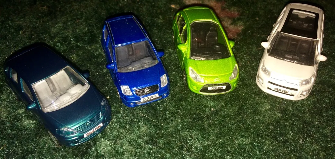 52534 diecast model collection display