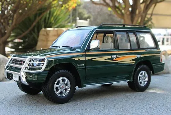 /img/52554-pajero-diecast-model-display.webp