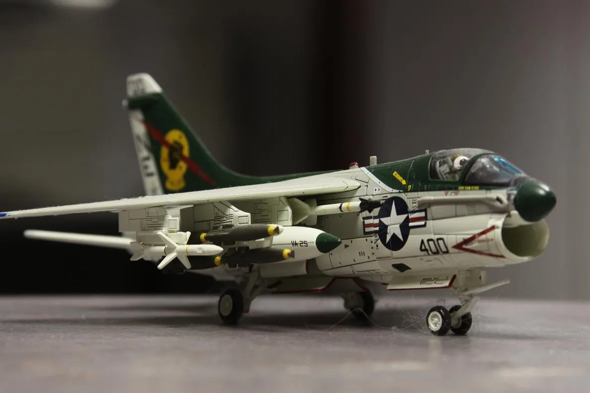 /img/52564-diecast-model-aircraft-cleaning.webp