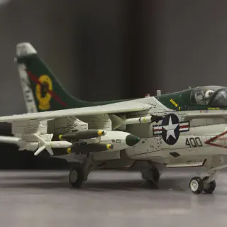 /img/52564-diecast-model-aircraft-cleaning.webp