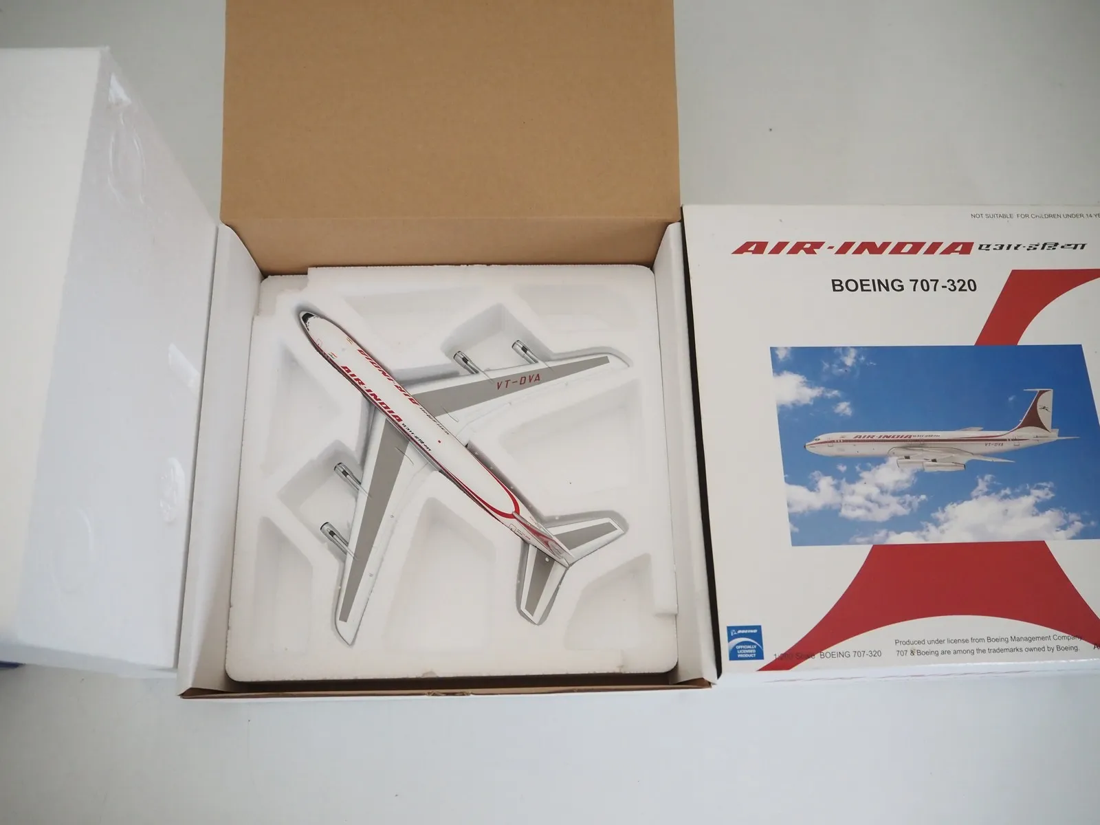 52564 diecast model aircraft display