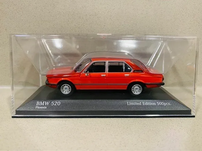 52585 520i diecast model interior details