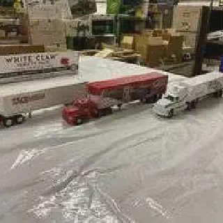 /img/52603-diecast-trailer-cleaning.webp