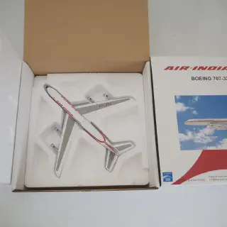/img/52618-diecast-airplane-display.webp
