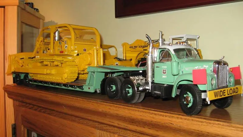 /img/52649-mack-diecast-carrier-image7.webp