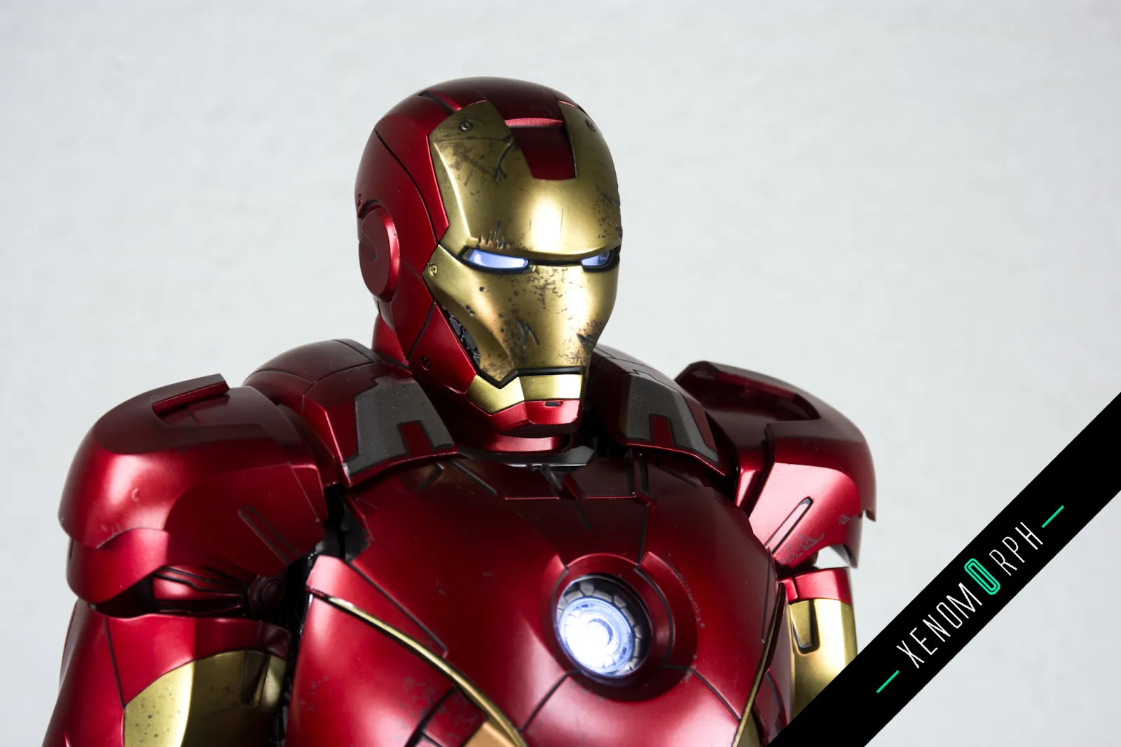 /img/52730-hot-toy-iron-man-mark7-diecast-collector-shelf.webp
